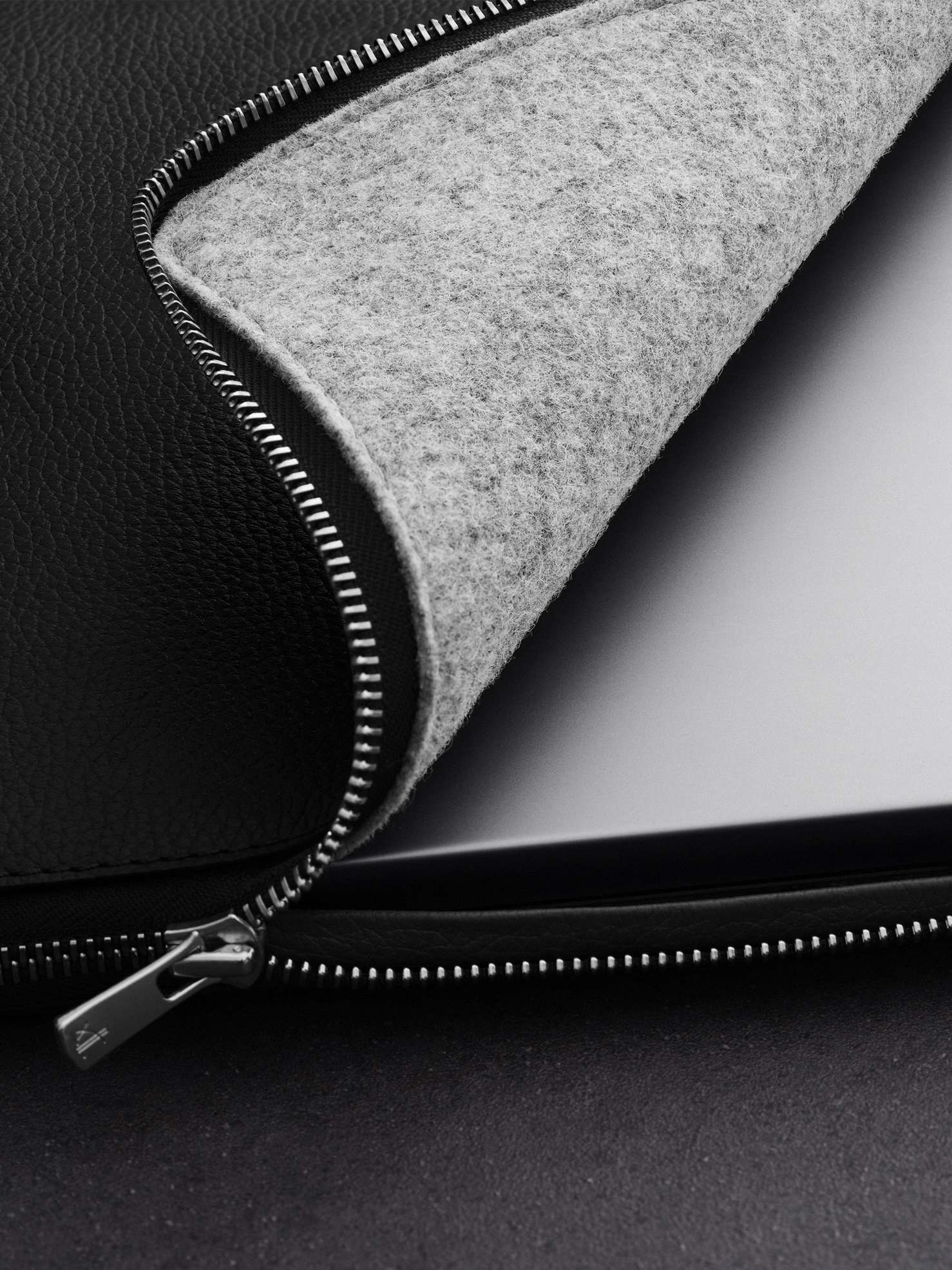 Woolnut Leather Folio for 15" MacBook - Black
